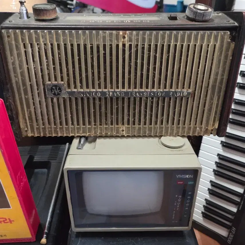 [BUNJANG] Vintage Portable TV, Radio, and Videotape Bundle / 옛날 휴대용TV 3대 라디오 비디오테잎