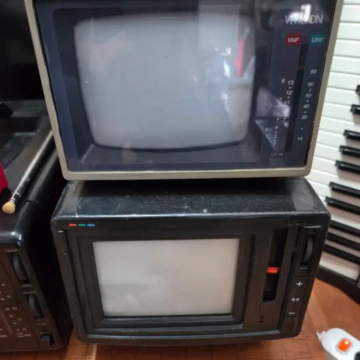 [BUNJANG] Vintage Portable TV, Radio, and Videotape Bundle / 옛날 휴대용TV 3대 라디오 비디오테잎