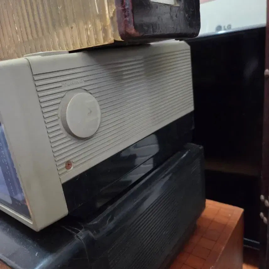 [BUNJANG] Vintage Portable TV, Radio, and Videotape Bundle / 옛날 휴대용TV 3대 라디오 비디오테잎