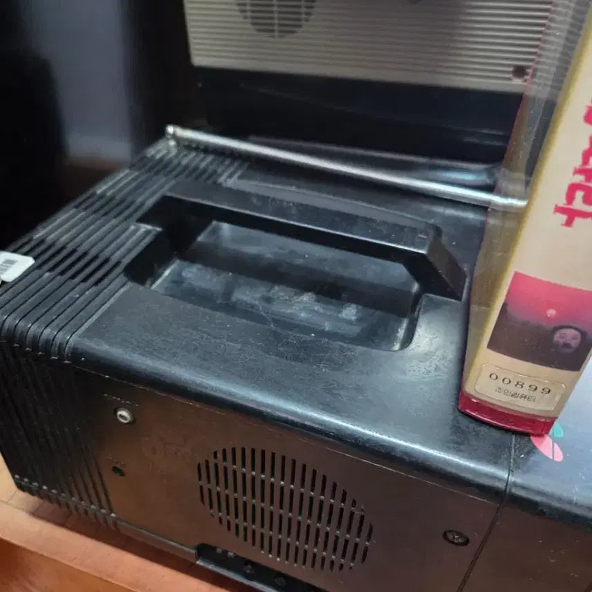 [BUNJANG] Vintage Portable TV, Radio, and Videotape Bundle / 옛날 휴대용TV 3대 라디오 비디오테잎