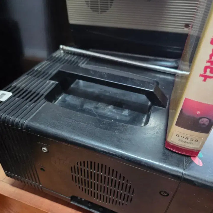 [BUNJANG] Vintage Portable TV, Radio, and Videotape Bundle / 옛날 휴대용TV 3대 라디오 비디오테잎