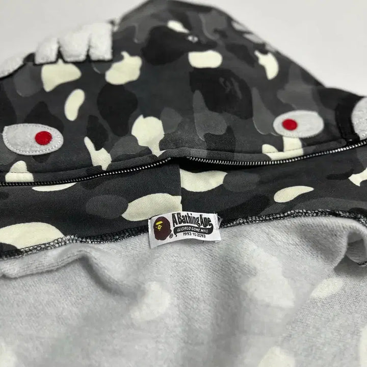 [SOLD OUT] 베이프 샤크 후드집업 카모 L