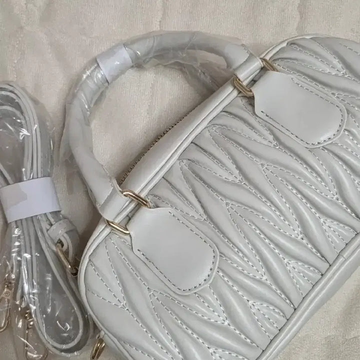 [BUNJANG] White Quilted Mini Tote Bag with Strap / 화이트 퀼팅 미니 토트백  스트랩