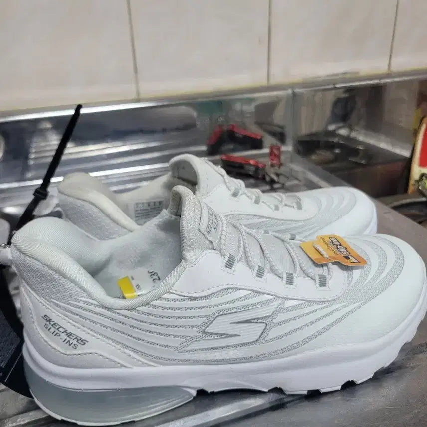 [BUNJANG] Skechers Slip-ins Sneakers White (230) / 스케쳐스 슬립인스 운동화 230 (4L) 화이트