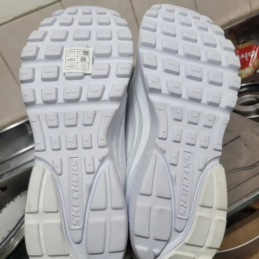 [BUNJANG] Skechers Slip-ins Sneakers White (230) / 스케쳐스 슬립인스 운동화 230 (4L) 화이트