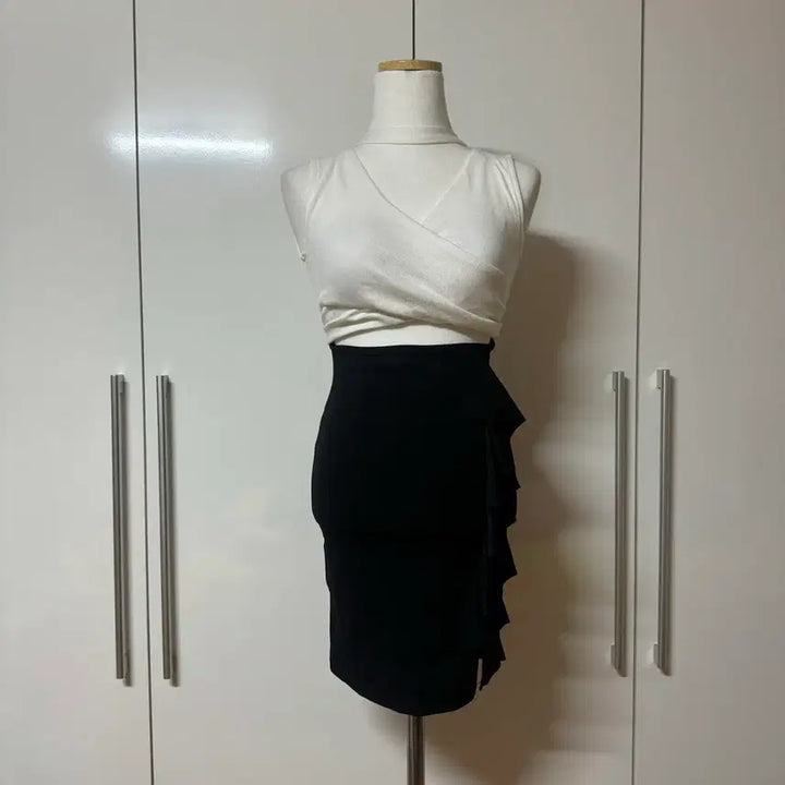 [BUNJANG] Halter Neck Ribbed Crop Top with Built-in Cups and Frill Midi Skirt Two-Piece Dress / 홀터넥 골지 캡내장 크롭 나시+프릴 미디 스커트 투피스 느낌 원피스