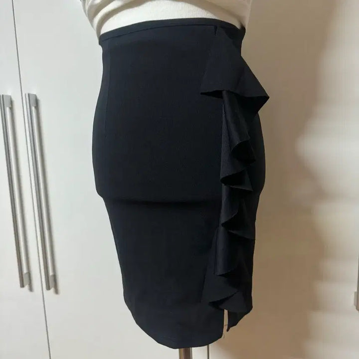 [BUNJANG] Halter Neck Ribbed Crop Top with Built-in Cups and Frill Midi Skirt Two-Piece Dress / 홀터넥 골지 캡내장 크롭 나시+프릴 미디 스커트 투피스 느낌 원피스