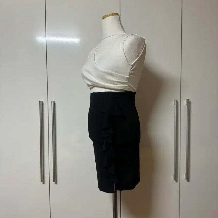 [BUNJANG] Halter Neck Ribbed Crop Top with Built-in Cups and Frill Midi Skirt Two-Piece Dress / 홀터넥 골지 캡내장 크롭 나시+프릴 미디 스커트 투피스 느낌 원피스