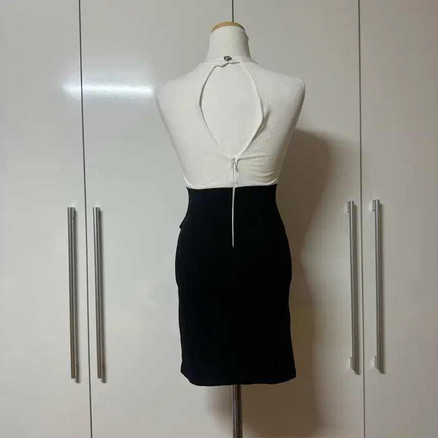 [BUNJANG] Halter Neck Ribbed Crop Top with Built-in Cups and Frill Midi Skirt Two-Piece Dress / 홀터넥 골지 캡내장 크롭 나시+프릴 미디 스커트 투피스 느낌 원피스