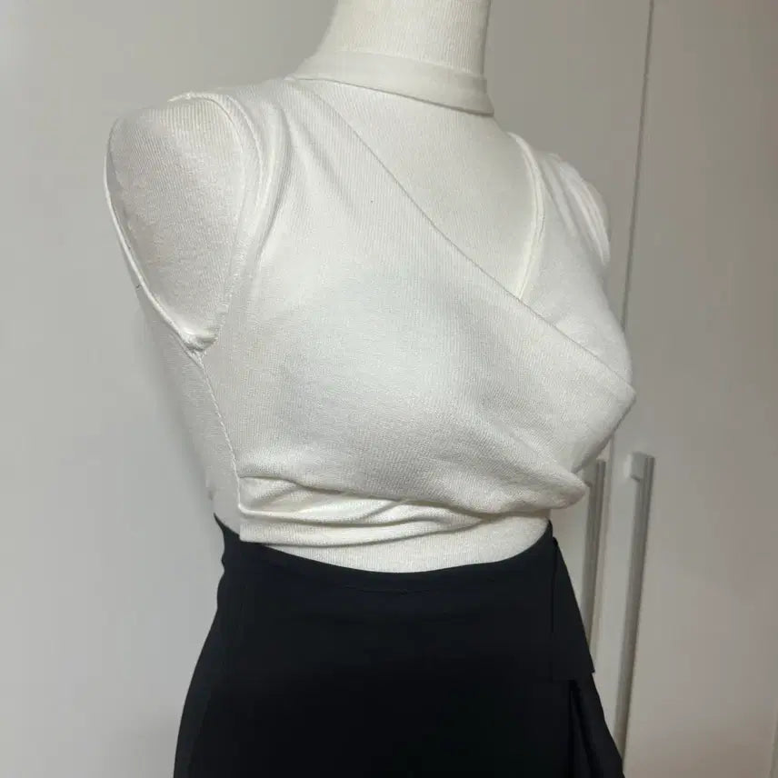 [BUNJANG] Halter Neck Ribbed Crop Top with Built-in Cups and Frill Midi Skirt Two-Piece Dress / 홀터넥 골지 캡내장 크롭 나시+프릴 미디 스커트 투피스 느낌 원피스