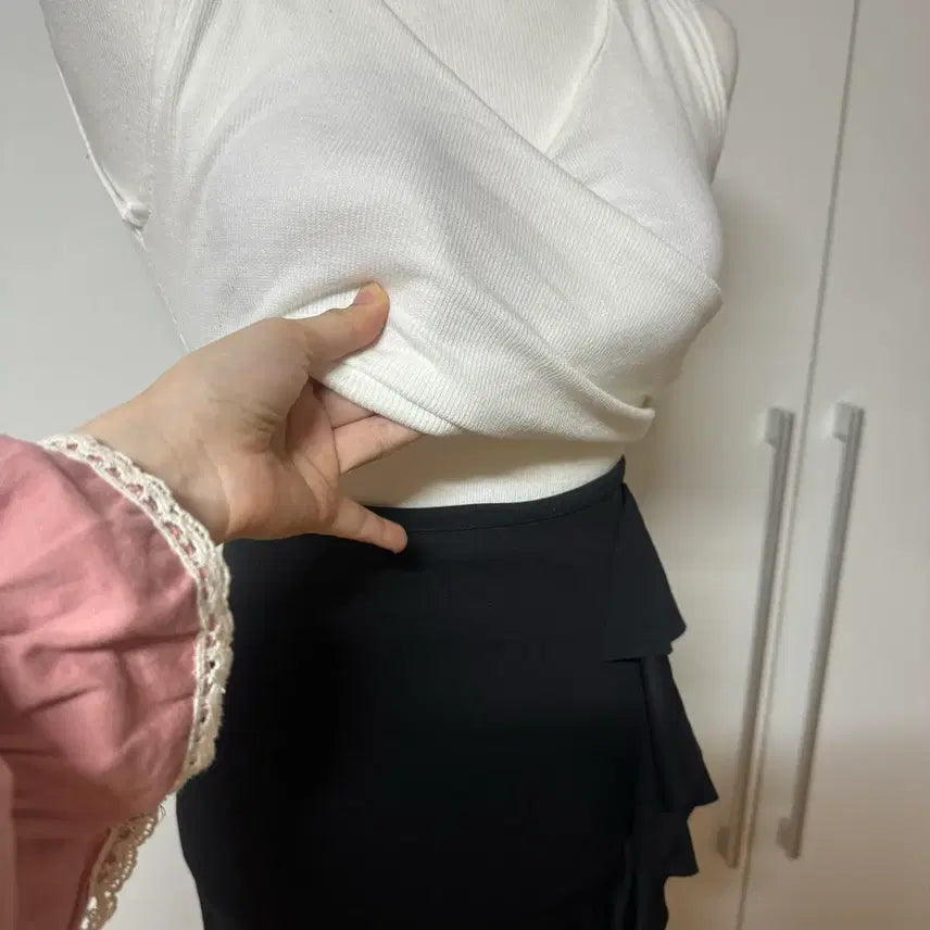 [BUNJANG] Halter Neck Ribbed Crop Top with Built-in Cups and Frill Midi Skirt Two-Piece Dress / 홀터넥 골지 캡내장 크롭 나시+프릴 미디 스커트 투피스 느낌 원피스