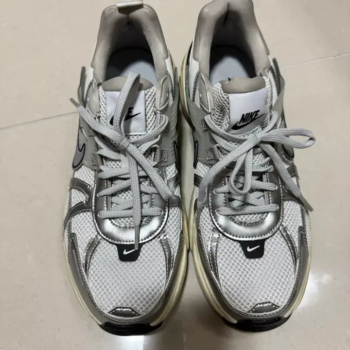 [SOLD OUT] 나이키 V2K 런 메탈릭 290
