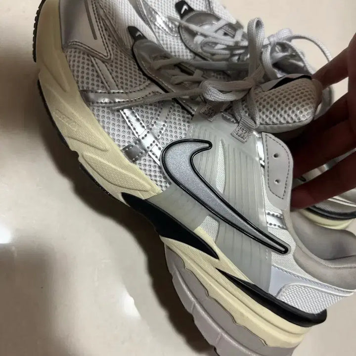 [SOLD OUT] 나이키 V2K 런 메탈릭 290