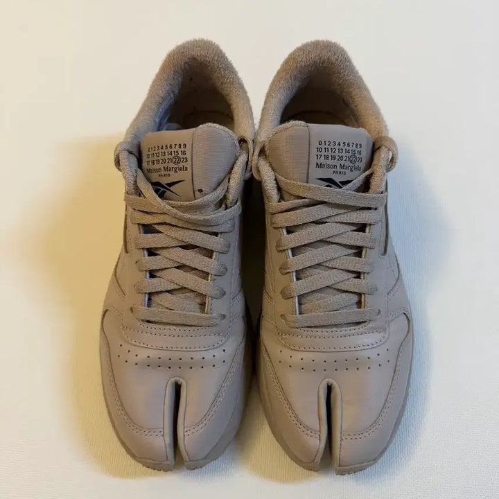 [BUNJANG] Reebok x Maison Margiela Classic Leather Tabi Shoes Beige / 리복 x 메종 마르지엘라 클래식 레더 타비 슈즈 베이지 255사이즈 판매