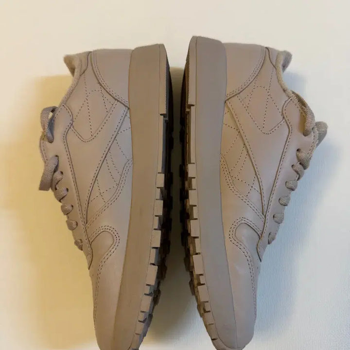 [BUNJANG] Reebok x Maison Margiela Classic Leather Tabi Shoes Beige / 리복 x 메종 마르지엘라 클래식 레더 타비 슈즈 베이지 255사이즈 판매