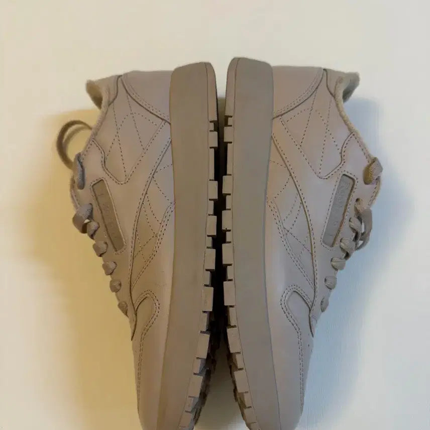 [BUNJANG] Reebok x Maison Margiela Classic Leather Tabi Shoes Beige / 리복 x 메종 마르지엘라 클래식 레더 타비 슈즈 베이지 255사이즈 판매