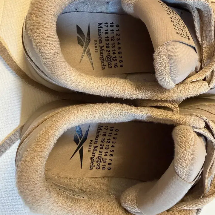 [BUNJANG] Reebok x Maison Margiela Classic Leather Tabi Shoes Beige / 리복 x 메종 마르지엘라 클래식 레더 타비 슈즈 베이지 255사이즈 판매