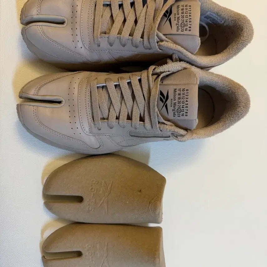 [BUNJANG] Reebok x Maison Margiela Classic Leather Tabi Shoes Beige / 리복 x 메종 마르지엘라 클래식 레더 타비 슈즈 베이지 255사이즈 판매