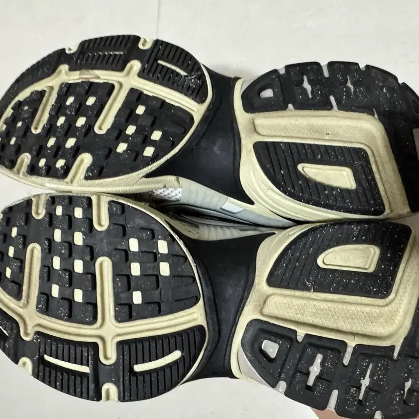 [SOLD OUT] 나이키 V2K 런 메탈릭 235