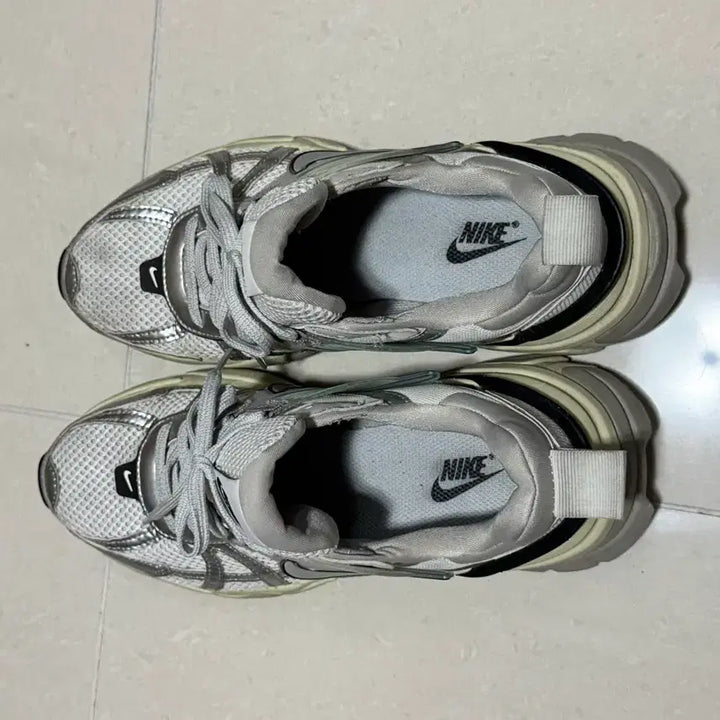 [SOLD OUT] 나이키 V2K 런 메탈릭 235