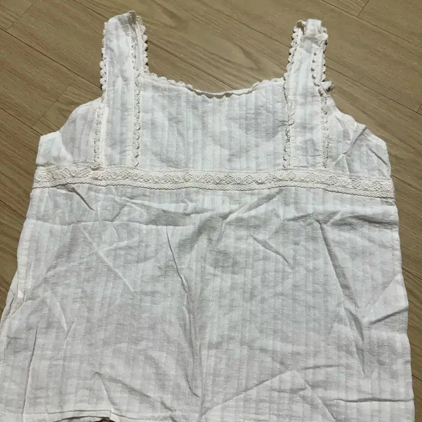 [BUNJANG] Lace Punching Sleeveless &amp; Half-Sleeve Top / 레이스 펀칭 민소매+반팔