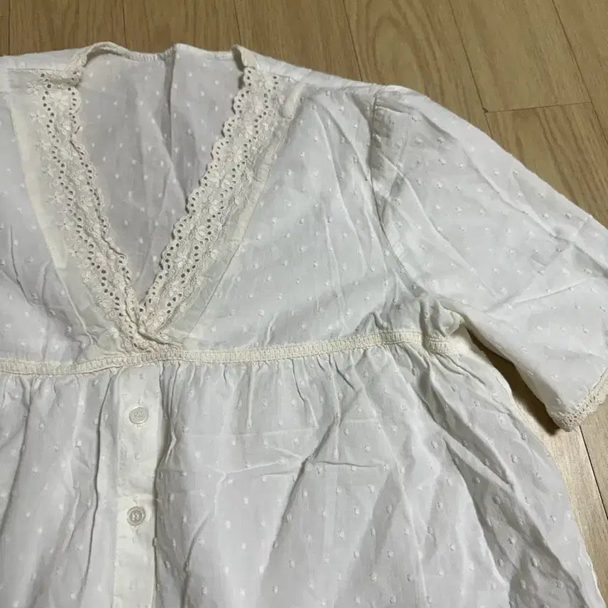 [BUNJANG] Lace Punching Sleeveless &amp; Half-Sleeve Top / 레이스 펀칭 민소매+반팔