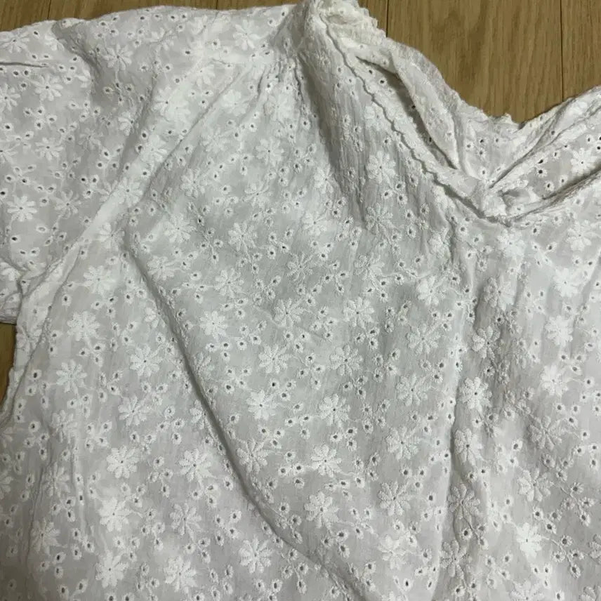 [BUNJANG] Lace Punching Sleeveless &amp; Half-Sleeve Top / 레이스 펀칭 민소매+반팔