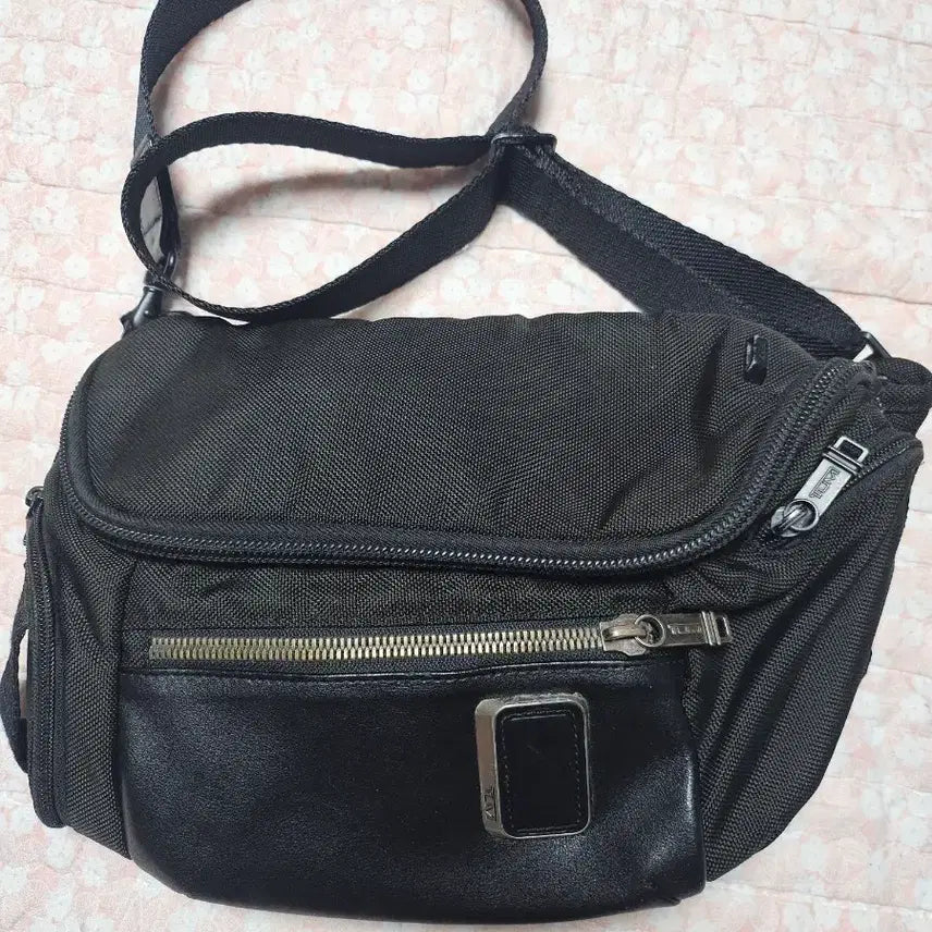 [BUNJANG] TUMI Black Sling Bag / TUMI 투미 블랙 힙색 슬링백