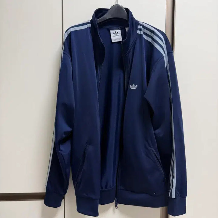 [SOLD OUT] [1번착용한새제품무방] 정가 15만9천원 아디다스 정품 BB 트랙탑 XS
