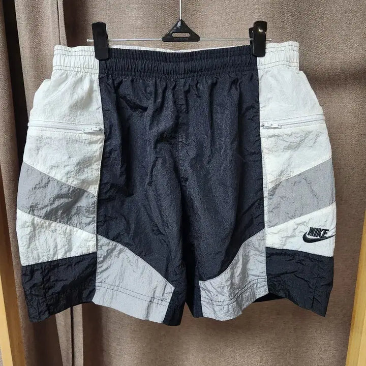 [SOLD OUT] 나이키 컬러블록 반바지 블랙/화이트