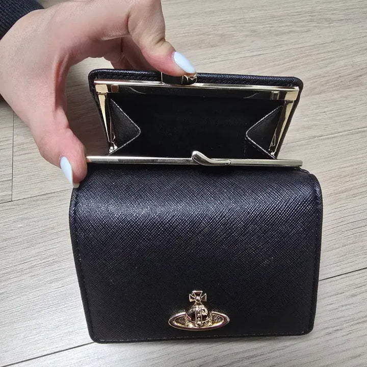 [SOLD OUT] 비비안웨스트우드 블랙 반지갑