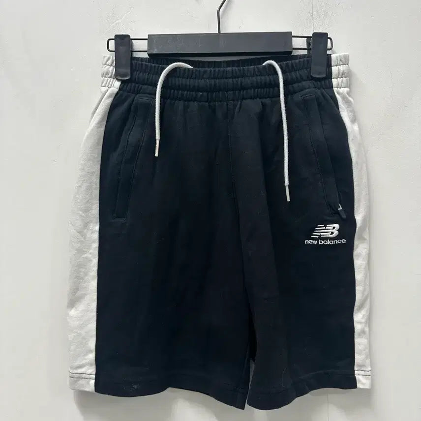 [BUNJANG] New Balance Black/White Line Shorts (Size S) / [만원 아라비아빈티지]뉴발란스 블랙/화이트 라인 반바지 S