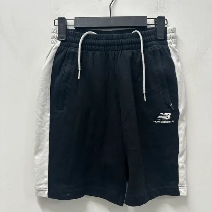 [BUNJANG] New Balance Black/White Line Shorts (Size S) / [만원 아라비아빈티지]뉴발란스 블랙/화이트 라인 반바지 S