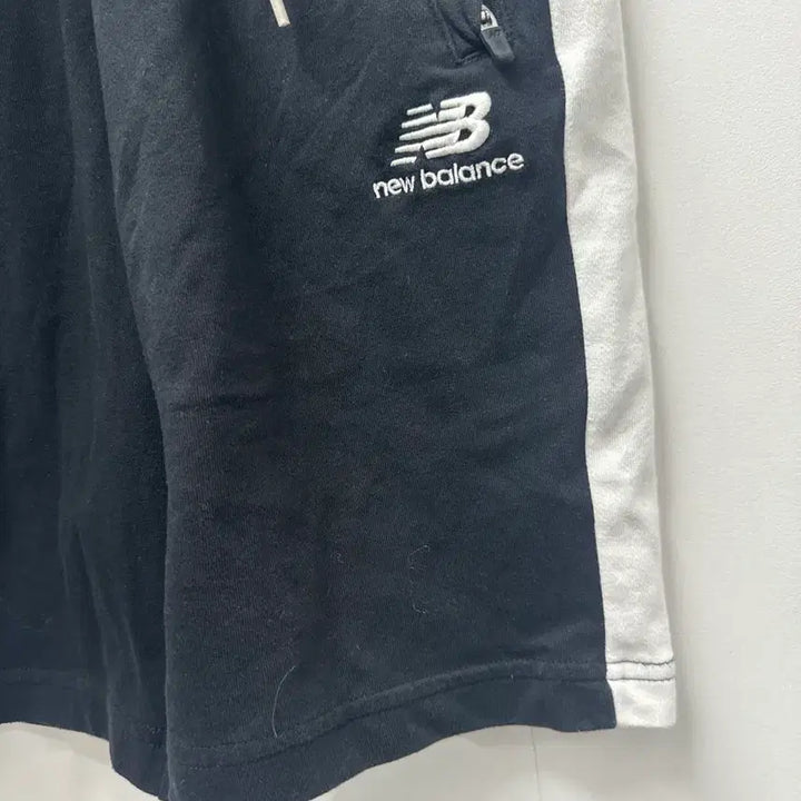 [BUNJANG] New Balance Black/White Line Shorts (Size S) / [만원 아라비아빈티지]뉴발란스 블랙/화이트 라인 반바지 S