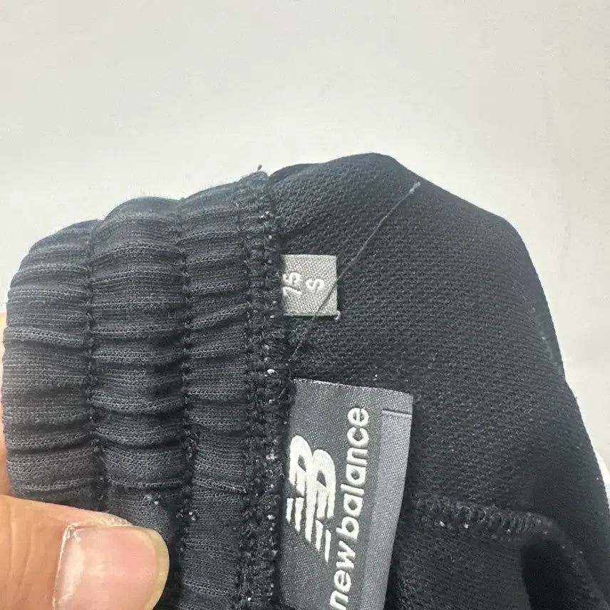[BUNJANG] New Balance Black/White Line Shorts (Size S) / [만원 아라비아빈티지]뉴발란스 블랙/화이트 라인 반바지 S