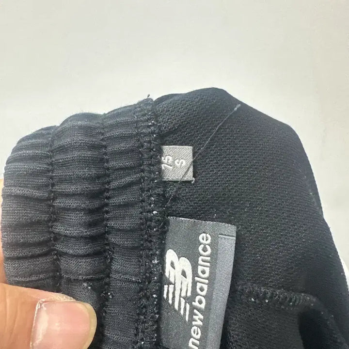 [BUNJANG] New Balance Black/White Line Shorts (Size S) / [만원 아라비아빈티지]뉴발란스 블랙/화이트 라인 반바지 S