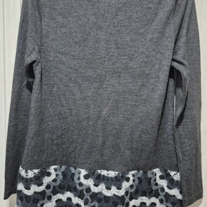 [BUNJANG] Floral Embroidered Gray Knit Tunic Top / 일본에서 가져온 새상품인 회색 꽃무늬 포인트 니트 튜닉(얇은 니트)~77
