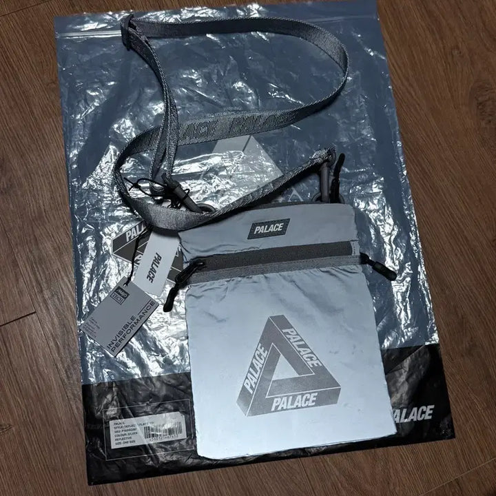 [BUNJANG] Palace Deflector Flat Sack Reflective Crossbody Bag / 팔라스 디플렉토 플랫색 리플렉티 크로스뱃