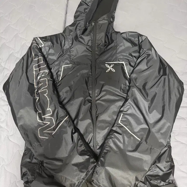 [SOLD OUT] 몬츄라 스카이자켓 25fw XL 판매합니다.