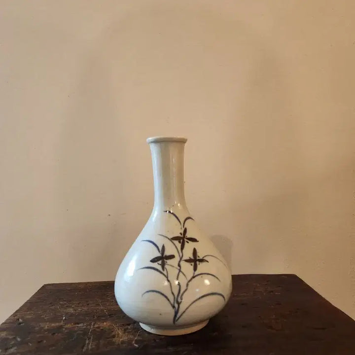 [BUNJANG] Celadon Porcelain Vase with Floral Design / 청화동화 화훼문 백자 화병 작가 수결 유 작가 미상 고품격 도자