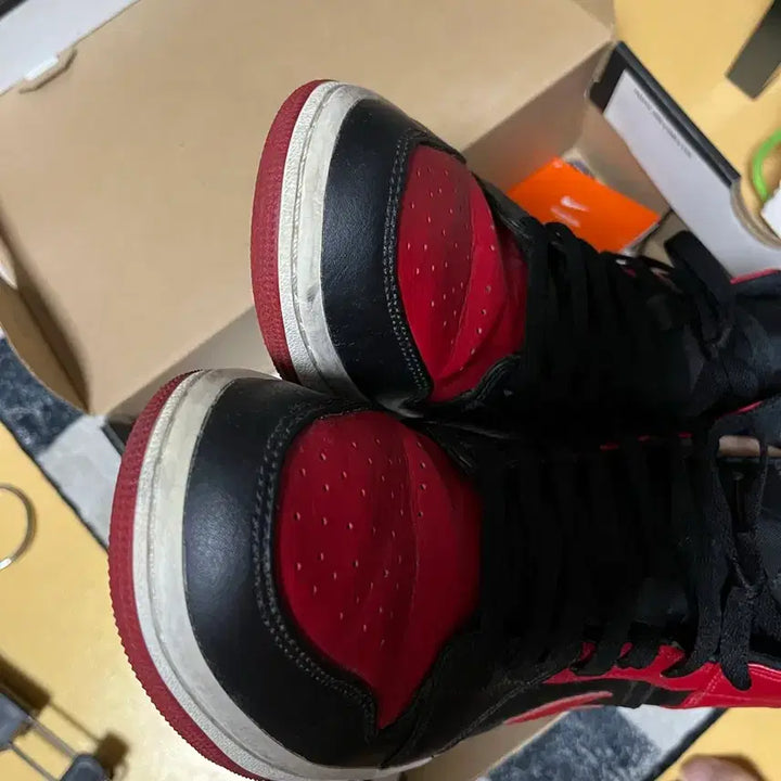 [BUNJANG] Nike Air Jordan 1 Mid Bred Sneakers 265mm / 나이키 에어 조던 1 미드 브레드 265