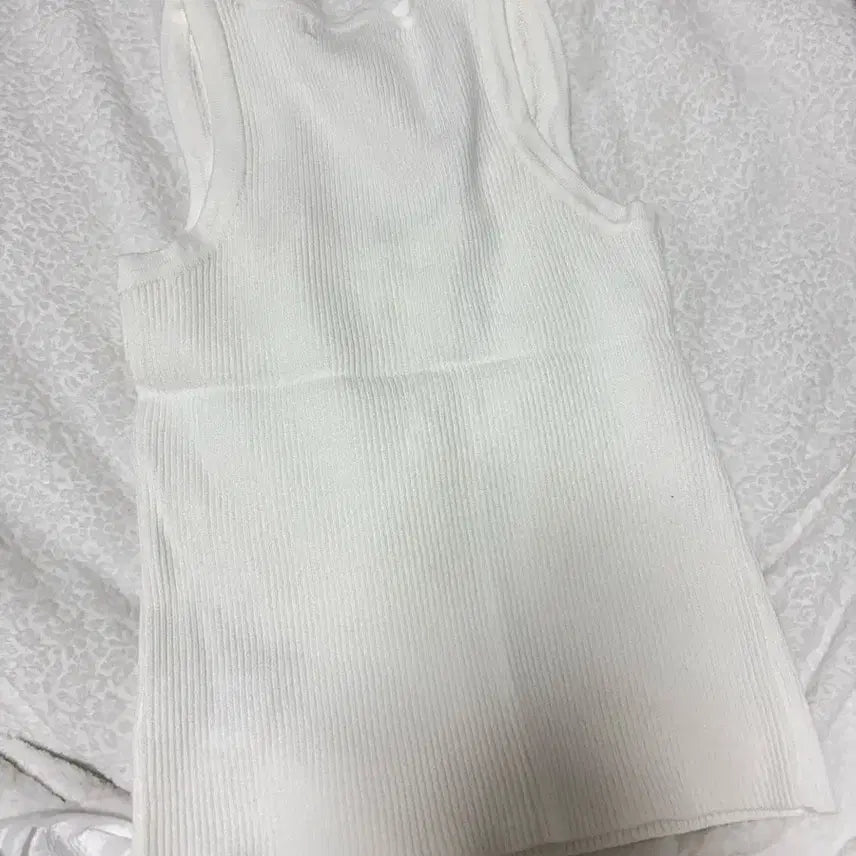 [SOLD OUT] 포에토 로 버튼 니트 슬리브리스 아이보리