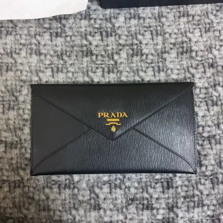 [SOLD OUT] 프라다 사피아노 엔벨롭 장지갑 (정품)