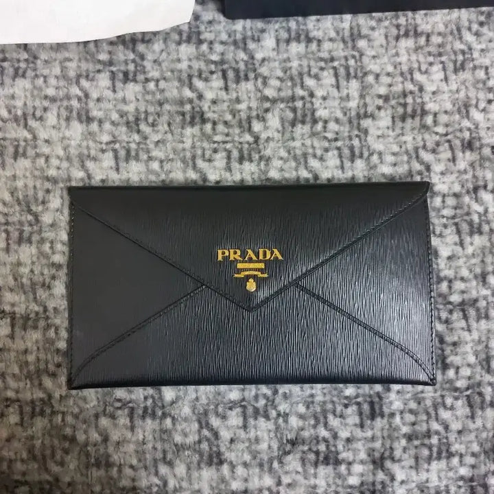 [SOLD OUT] 프라다 사피아노 엔벨롭 장지갑 (정품)