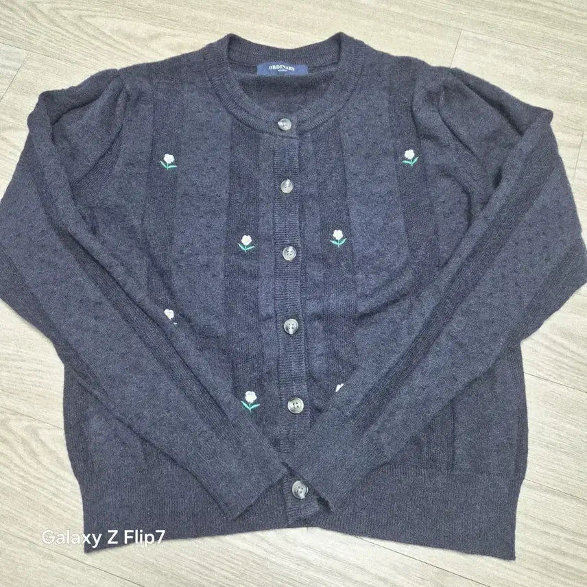 [BUNJANG] ORDINARY Navy Floral Embroidered Cardigan / ORDINARY 꽃 자수 네이비 가디건