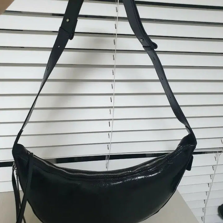 [BUNJANG] Natural Cowhide Croissant Half Moon Bag / 천연소가죽 크로와상반달 가방(새상품)