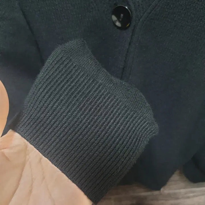 [SOLD OUT] Haylynn 블랙 브이넥 가디건(새상품)