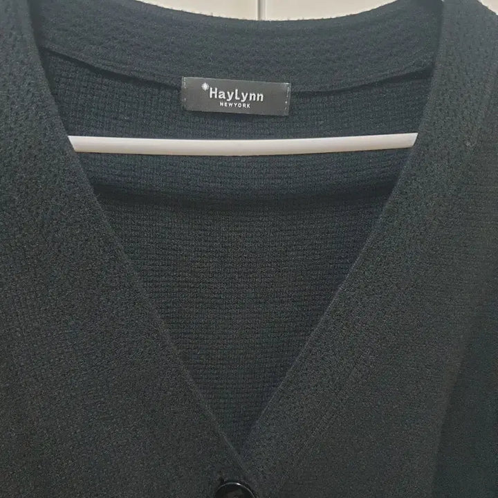 [SOLD OUT] Haylynn 블랙 브이넥 가디건(새상품)