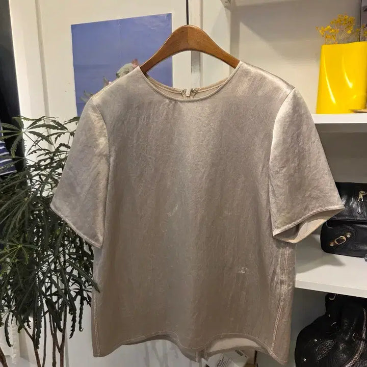 [SOLD OUT] TIME 타임 글로시 새틴 블라우스  티셔츠