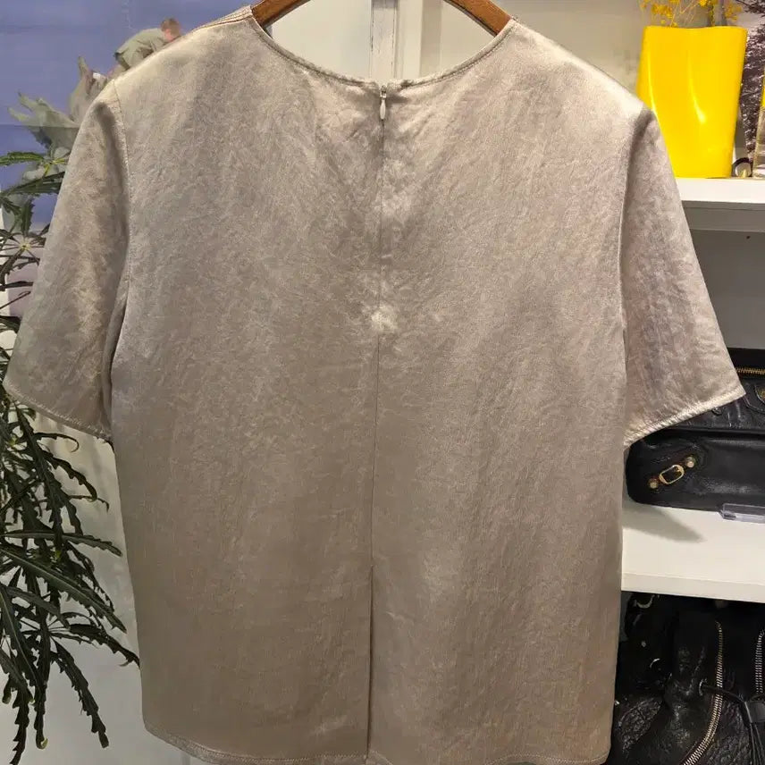 [SOLD OUT] TIME 타임 글로시 새틴 블라우스  티셔츠
